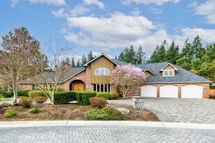 5811 124th Ct NE in Kirkland, WA - Building Photo