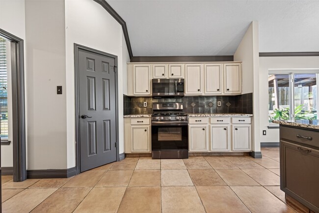 23410 Stratsborough Dr