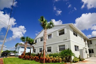 1520 W Blue Heron Blvd, Unit 1520-27 - 1/1 - U in Riviera Beach, FL - Building Photo - Building Photo