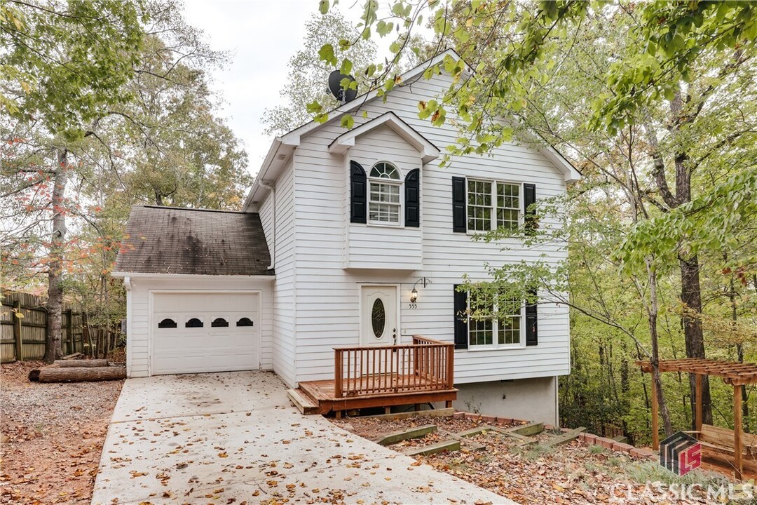 555 Snapfinger Dr in Athens, GA - Building Photo