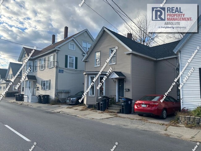 83 1/2 W Hollis St in Nashua, NH - Building Photo - Building Photo