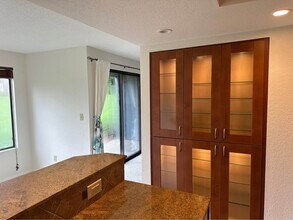 11104 NE 68th St, Unit A104 in Kirkland, WA - Foto de edificio - Building Photo