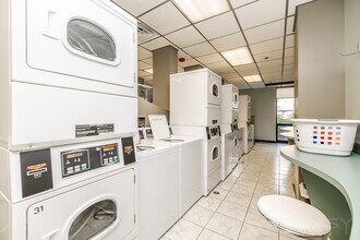 70 W Huron St, Unit 503 in Chicago, IL - Building Photo - Building Photo