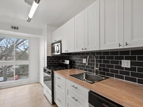 5608 Bloomfield Dr, Unit 203 in Alexandria, VA - Building Photo - Building Photo