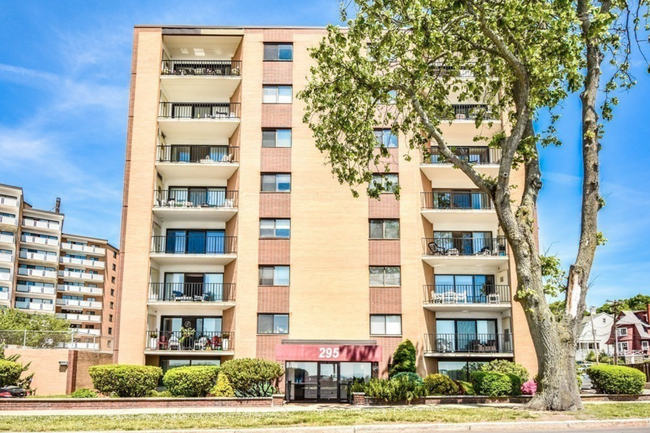 295 Lynn Shore Dr, Unit 105 in Lynn, MA - Building Photo - Building Photo