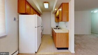 910 Fox Chase Rd, Unit 18 in Jenkintown, PA - Building Photo