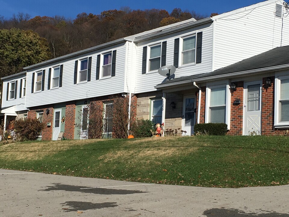 308 McCauley Way, Unit 104 in West Newton, PA - Building Photo