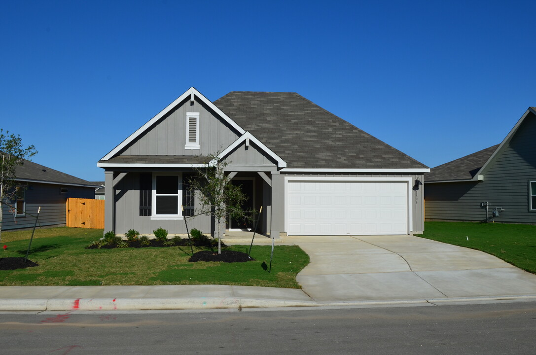 1806 Windsor Blvd in Lockhart, TX - Building Photo