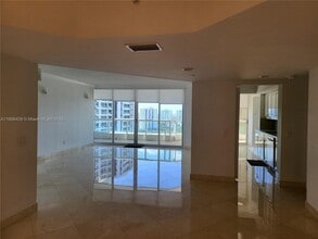 21205 Yacht Club Dr in Aventura, FL - Foto de edificio - Building Photo