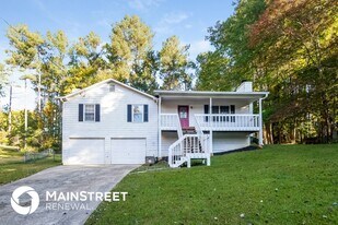 371 Indian Hills Dr in Dallas, GA - Building Photo