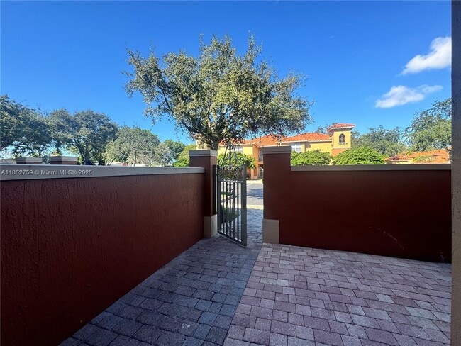 property at 5004 S Harbor Isles Dr