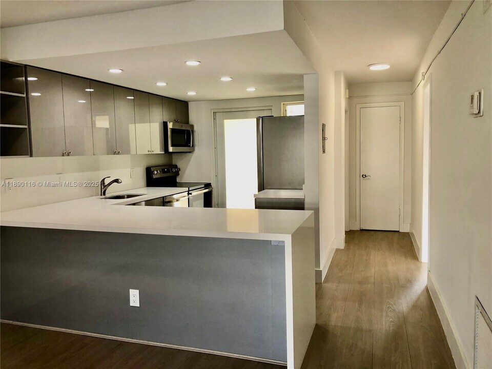 200 Galen Dr in Key Biscayne, FL - Building Photo