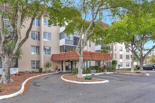 4156 Inverrary Dr in Lauderhill, FL - Building Photo