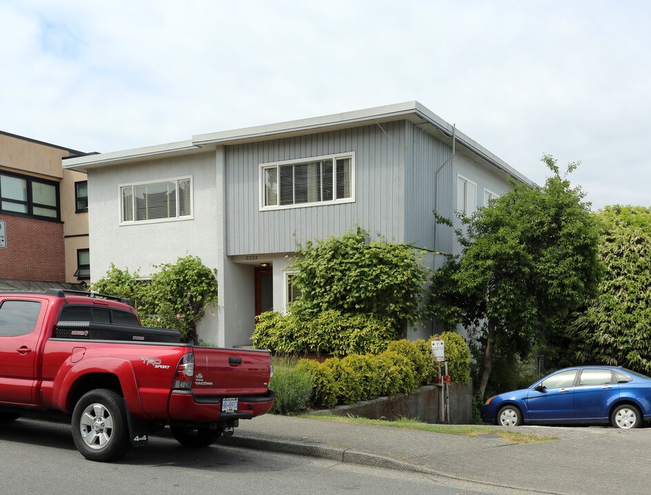 2325 W 1st Ave in Vancouver, BC - Building Photo