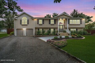 61 Lynn Dr in Toms River, NJ - Building Photo