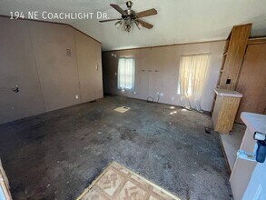 194 Coachlight Dr in Topeka, KS - Building Photo - Building Photo