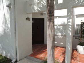 4864 NW 97th Ct in Doral, FL - Building Photo - Building Photo