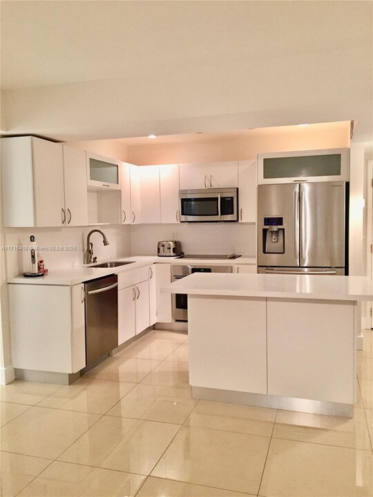 600 Three Islands Blvd, Unit 115 in Hallandale Beach, FL - Building Photo