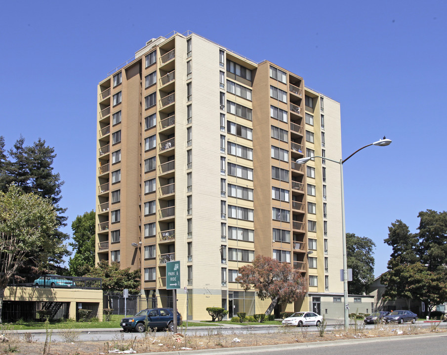 City Towers in Oakland, CA - Building Photo