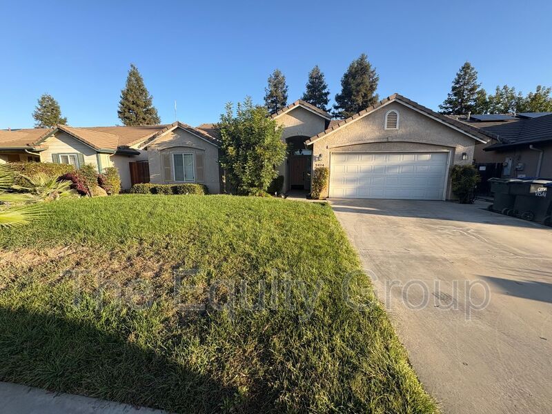 2424 E Beech Ave in Visalia, CA - Building Photo