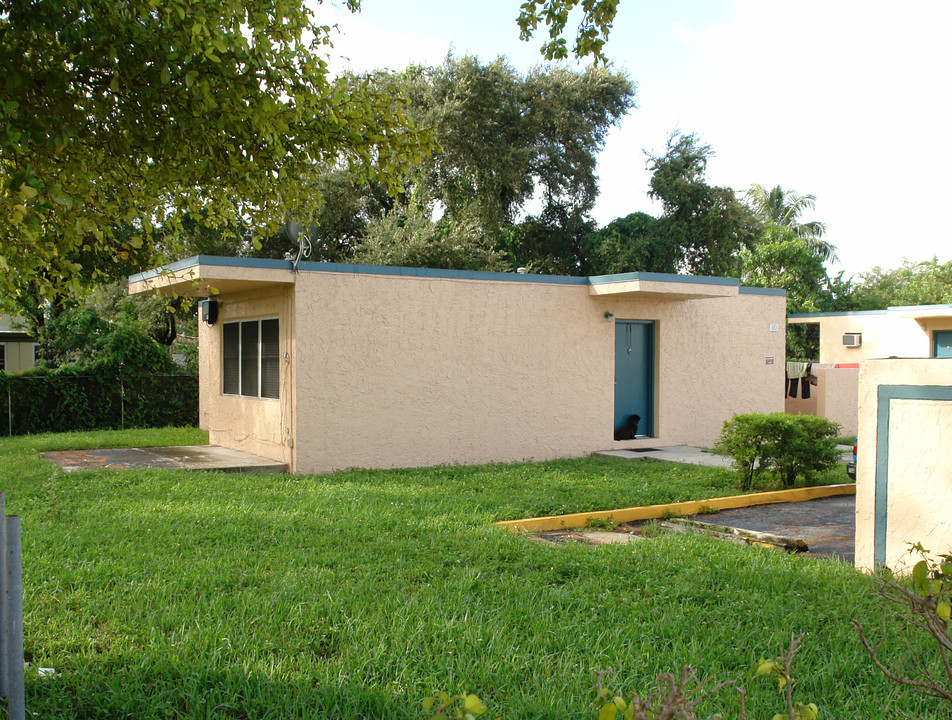 90-120 NW 71st St in Miami, FL - Building Photo