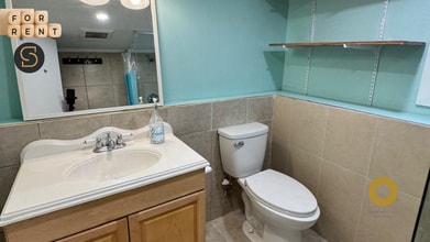 672 11th St in West Vancouver, BC - Building Photo - Building Photo