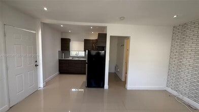 560 NE 67th St in Miami, FL - Building Photo - Building Photo