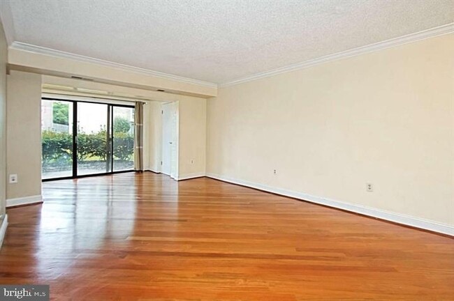 10210 Bushman Dr-Unit -304 in Oakton, VA - Building Photo - Building Photo