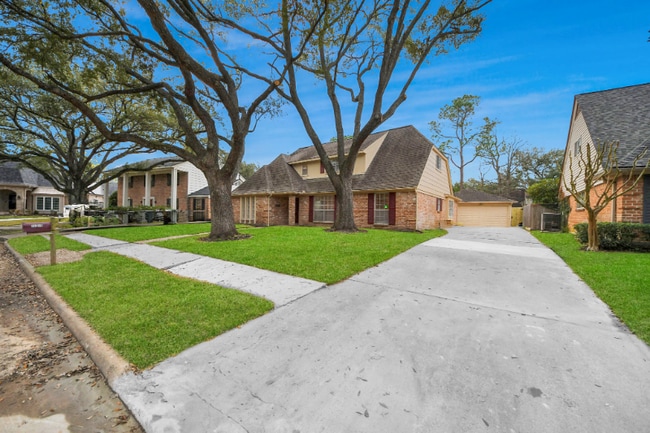 11319 Chevy Chase Dr in Houston, TX - Foto de edificio - Building Photo