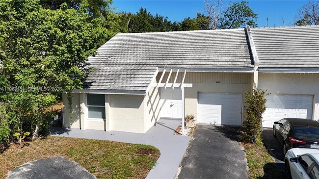 10575 La Placida Dr in Coral Springs, FL - Building Photo - Building Photo