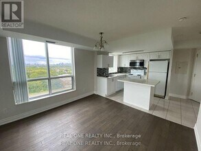 2565 Erin Centre Blvd in Mississauga, ON - Building Photo - Building Photo