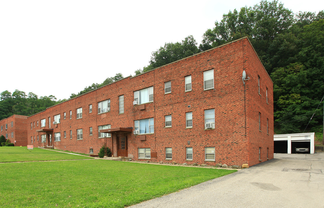 Hillside Manor in Euclid, OH - Building Photo