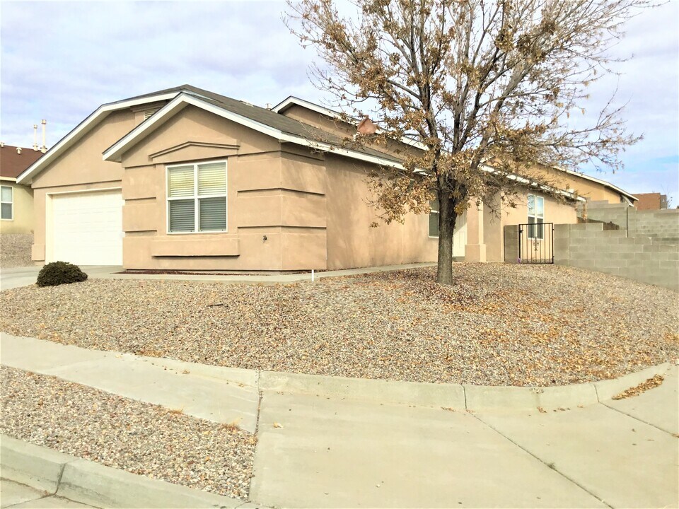 6201 Capriccio Rd NW in Albuquerque, NM - Foto de edificio