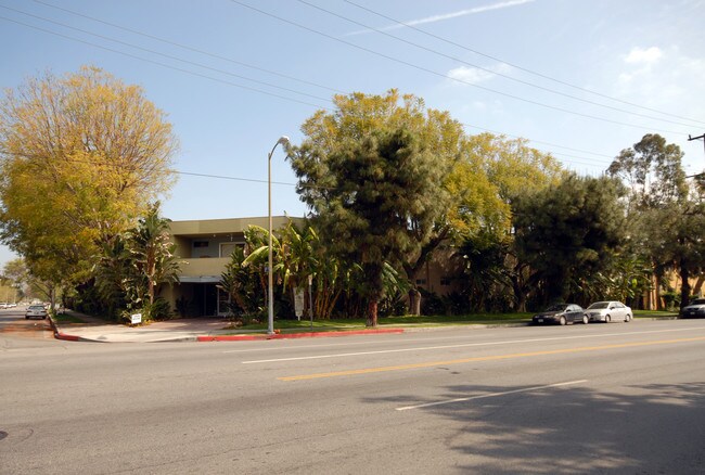 21731 Saticoy St in Canoga Park, CA - Foto de edificio - Building Photo