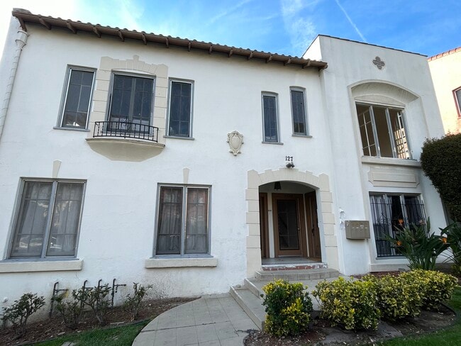 129 1/2 N Kenmore Ave, Unit 129 half in Los Angeles, CA - Foto de edificio - Building Photo