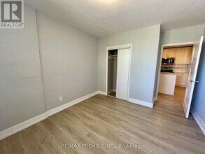 3046 Jaguar Valley Dr in Mississauga, ON - Building Photo - Building Photo