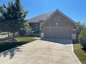 615 Raceland Rd in San Antonio, TX - Building Photo