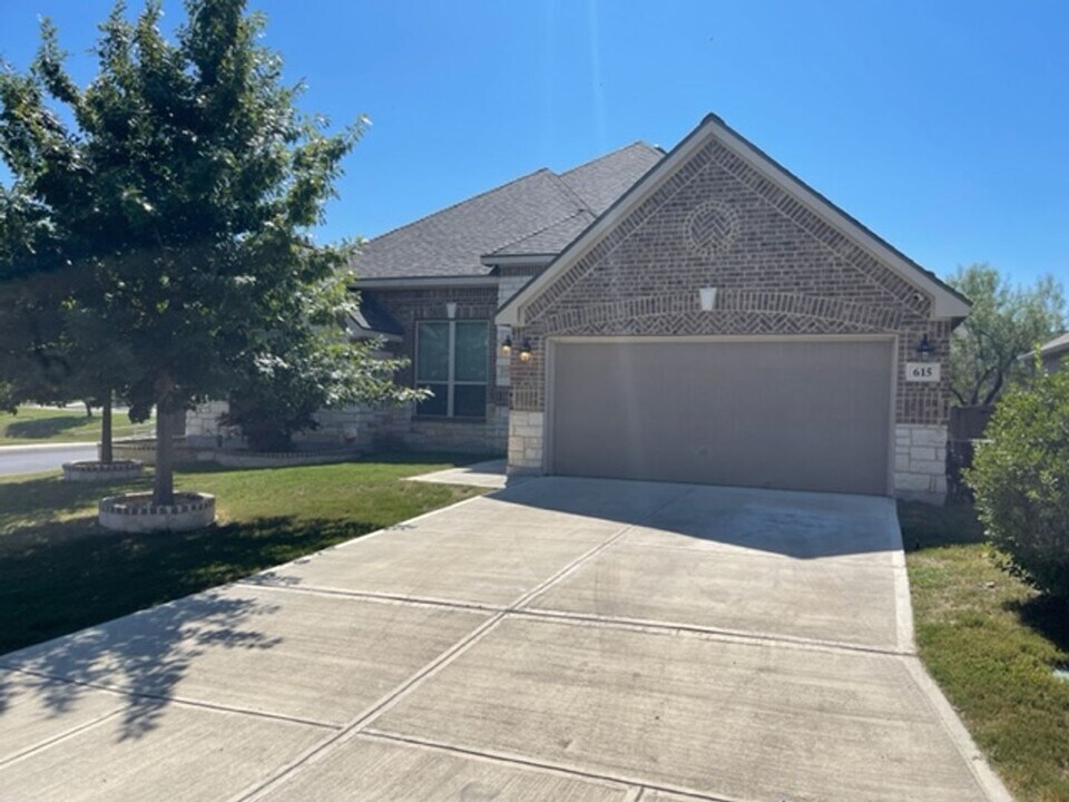 615 Raceland Rd in San Antonio, TX - Building Photo