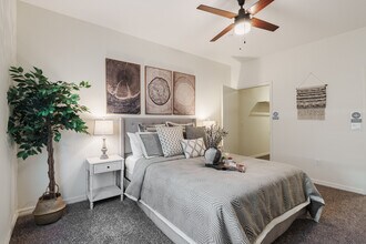 Grapevine Villa in Delano, CA - Foto de edificio - Interior Photo