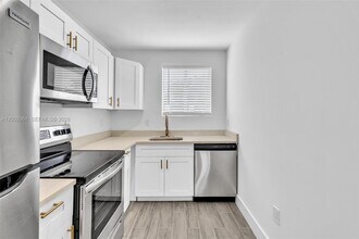 584 NW 35th St in Miami, FL - Building Photo - Building Photo