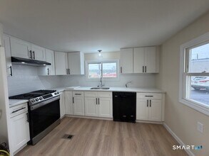 55 Sugar St in Newtown, CT - Building Photo - Building Photo