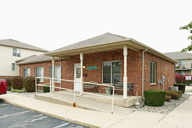 Lakeland Villa Apartments in Warsaw, IN - Foto de edificio - Building Photo