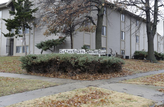 Oak Tree Square Apartments in Topeka, KS - Building Photo - Building Photo