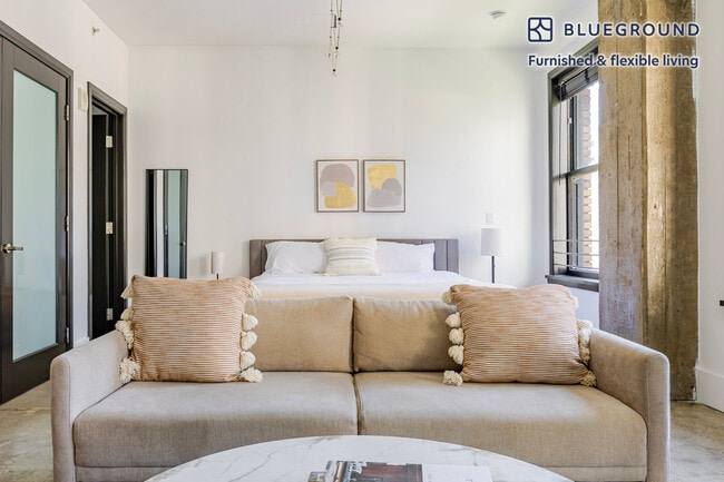 810 S Spring St in Los Angeles, CA - Building Photo - Building Photo