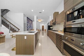 18935 Atlantic Blvd in Sunny Isles Beach, FL - Building Photo - Building Photo