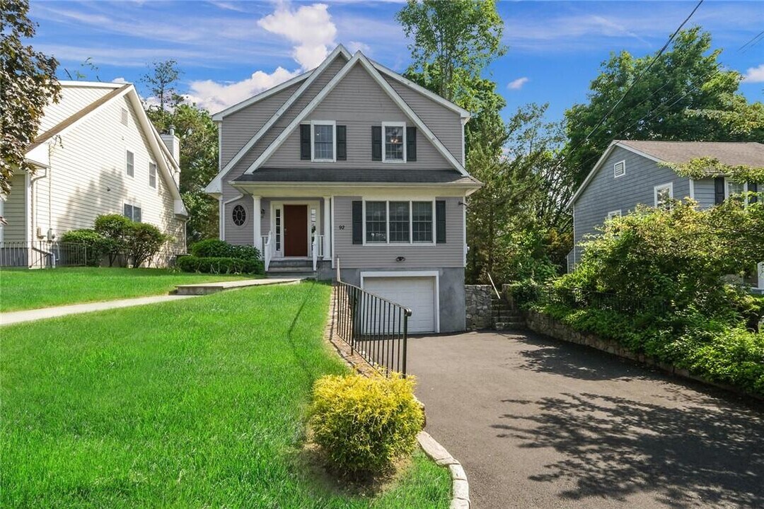 92 Brown Rd in Scarsdale, NY - Building Photo