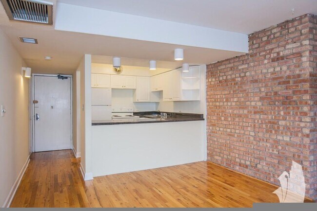 1235 N La Salle Dr, Unit 5A in Chicago, IL - Building Photo - Building Photo