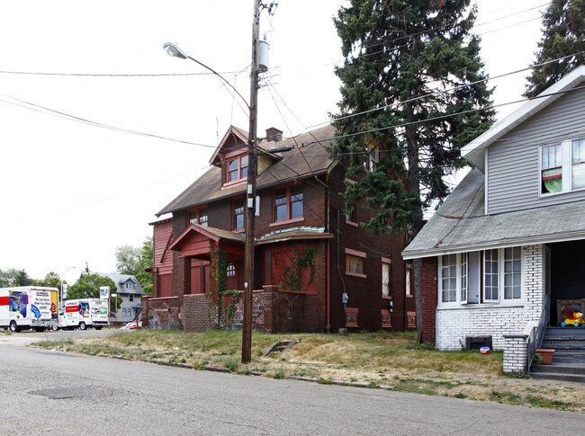 1106 NW 22nd St NW in Canton, OH - Building Photo - Building Photo