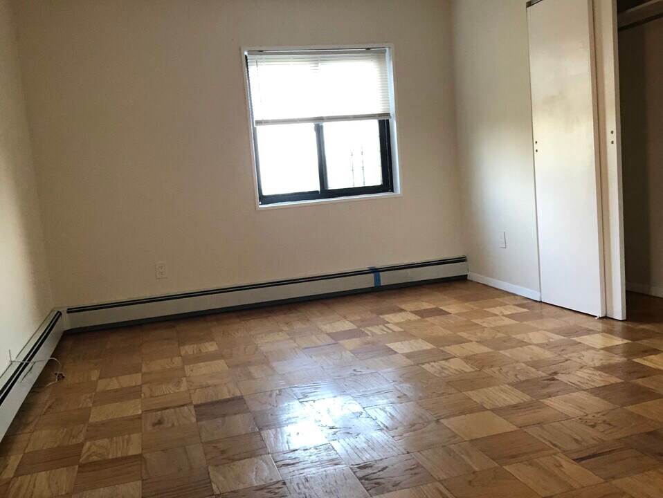 26 Circuit Rd, Unit 4th in New Rochelle, NY - Building Photo