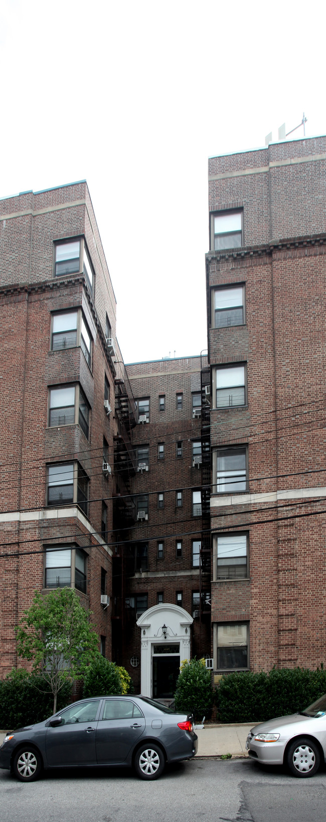 63-07 Saunders St in Rego Park, NY - Foto de edificio - Building Photo